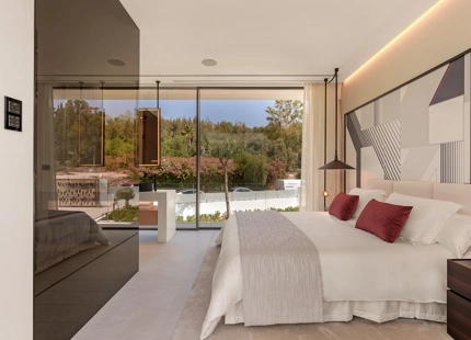 VILLA LUJOSA CON IMPRESIONANTES VISTAS AL MAR Y A LA MONTAÑA EN LA MILLA DE ORO DE MARBELLA