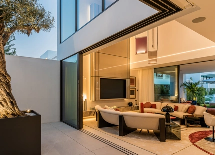 VILLA LUJOSA CON IMPRESIONANTES VISTAS AL MAR Y A LA MONTAÑA EN LA MILLA DE ORO DE MARBELLA