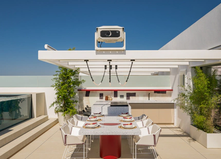 VILLA LUJOSA CON IMPRESIONANTES VISTAS AL MAR Y A LA MONTAÑA EN LA MILLA DE ORO DE MARBELLA