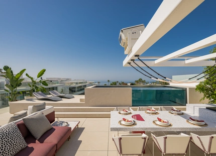 VILLA LUJOSA CON IMPRESIONANTES VISTAS AL MAR Y A LA MONTAÑA EN LA MILLA DE ORO DE MARBELLA