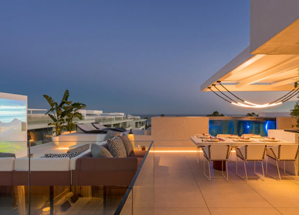 VILLA LUJOSA CON IMPRESIONANTES VISTAS AL MAR Y A LA MONTAÑA EN LA MILLA DE ORO DE MARBELLA