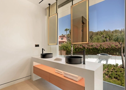 VILLA LUJOSA CON IMPRESIONANTES VISTAS AL MAR Y A LA MONTAÑA EN LA MILLA DE ORO DE MARBELLA
