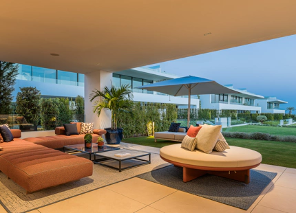VILLA LUJOSA CON IMPRESIONANTES VISTAS AL MAR Y A LA MONTAÑA EN LA MILLA DE ORO DE MARBELLA