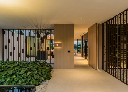 VILLA LUJOSA CON IMPRESIONANTES VISTAS AL MAR Y A LA MONTAÑA EN LA MILLA DE ORO DE MARBELLA