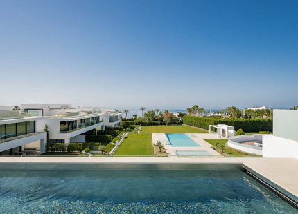 VILLA LUJOSA CON IMPRESIONANTES VISTAS AL MAR Y A LA MONTAÑA EN LA MILLA DE ORO DE MARBELLA