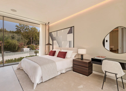 VILLA LUJOSA CON IMPRESIONANTES VISTAS AL MAR Y A LA MONTAÑA EN LA MILLA DE ORO DE MARBELLA