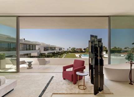 VILLA LUJOSA CON IMPRESIONANTES VISTAS AL MAR Y A LA MONTAÑA EN LA MILLA DE ORO DE MARBELLA