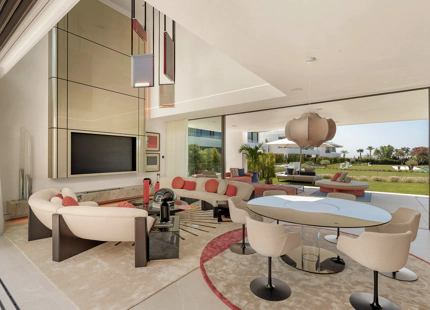 VILLA LUJOSA CON IMPRESIONANTES VISTAS AL MAR Y A LA MONTAÑA EN LA MILLA DE ORO DE MARBELLA