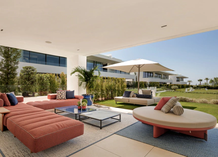 VILLA LUJOSA CON IMPRESIONANTES VISTAS AL MAR Y A LA MONTAÑA EN LA MILLA DE ORO DE MARBELLA