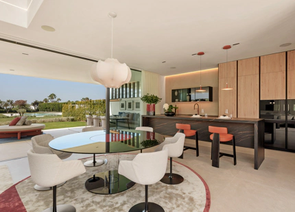 VILLA LUJOSA CON IMPRESIONANTES VISTAS AL MAR Y A LA MONTAÑA EN LA MILLA DE ORO DE MARBELLA