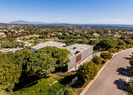 VILLA SOSTENIBLE DE 5 DORMITORIOS EN SOTOGRANDE ALTO CON IMPRESIONANTES VISTAS AL MAR Y A LA MONTAÑA