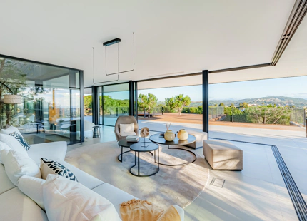 VILLA SOSTENIBLE DE 5 DORMITORIOS EN SOTOGRANDE ALTO CON IMPRESIONANTES VISTAS AL MAR Y A LA MONTAÑA