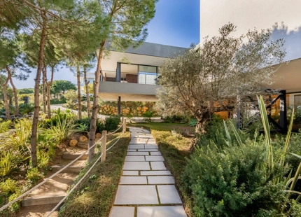 VILLA SOSTENIBLE DE 5 DORMITORIOS EN SOTOGRANDE ALTO CON IMPRESIONANTES VISTAS AL MAR Y A LA MONTAÑA