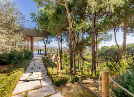 VILLA SOSTENIBLE DE 5 DORMITORIOS EN SOTOGRANDE ALTO CON IMPRESIONANTES VISTAS AL MAR Y A LA MONTAÑA