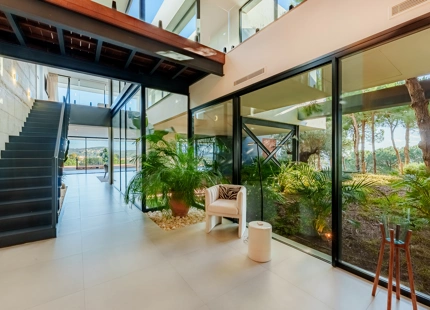 VILLA SOSTENIBLE DE 5 DORMITORIOS EN SOTOGRANDE ALTO CON IMPRESIONANTES VISTAS AL MAR Y A LA MONTAÑA