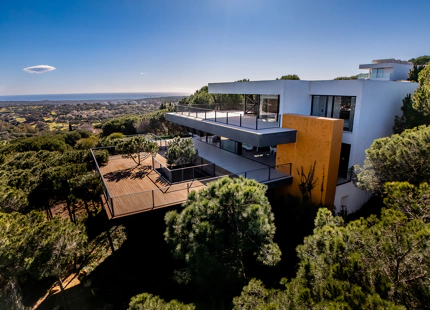 VILLA SOSTENIBLE DE 5 DORMITORIOS EN SOTOGRANDE ALTO CON IMPRESIONANTES VISTAS AL MAR Y A LA MONTAÑA