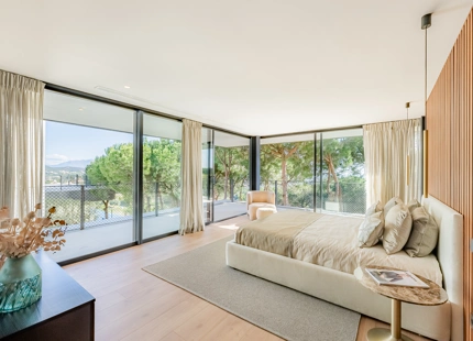 VILLA SOSTENIBLE DE 5 DORMITORIOS EN SOTOGRANDE ALTO CON IMPRESIONANTES VISTAS AL MAR Y A LA MONTAÑA