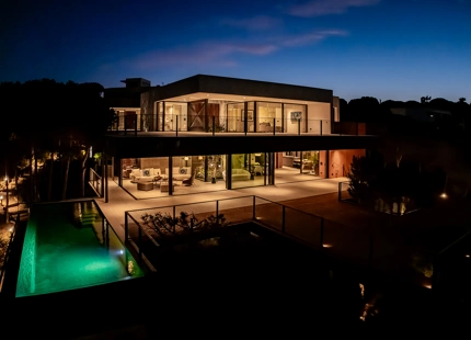 VILLA SOSTENIBLE DE 5 DORMITORIOS EN SOTOGRANDE ALTO CON IMPRESIONANTES VISTAS AL MAR Y A LA MONTAÑA