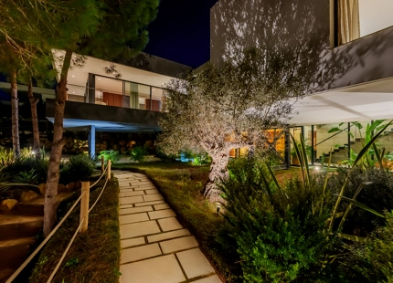 VILLA SOSTENIBLE DE 5 DORMITORIOS EN SOTOGRANDE ALTO CON IMPRESIONANTES VISTAS AL MAR Y A LA MONTAÑA