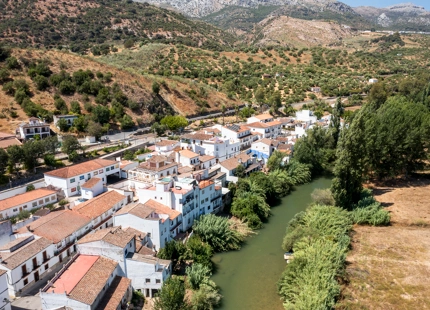 ELEGANT 9-BEDROOM VILLA IN CORTES DE LA FRONTERA WITH INCREDIBLE POTENTIAL