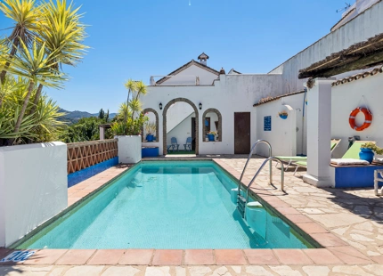 ELEGANT 9-BEDROOM VILLA IN CORTES DE LA FRONTERA WITH INCREDIBLE POTENTIAL