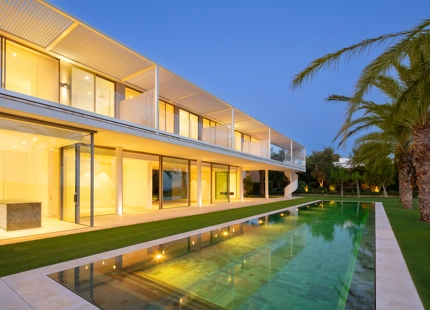EXQUISITA VILLA AL LADO DEL GOLF CON ELEGANCIA Y SERENIDAD INIGUALABLES