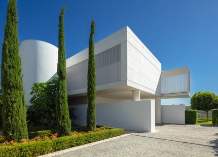 EXQUISITA VILLA AL LADO DEL GOLF CON ELEGANCIA Y SERENIDAD INIGUALABLES