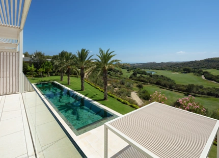 EXQUISITA VILLA AL LADO DEL GOLF CON ELEGANCIA Y SERENIDAD INIGUALABLES
