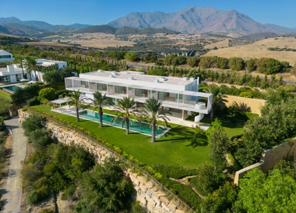 EXQUISITA VILLA AL LADO DEL GOLF CON ELEGANCIA Y SERENIDAD INIGUALABLES