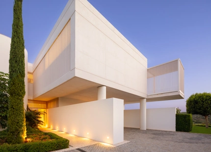 EXQUISITA VILLA AL LADO DEL GOLF CON ELEGANCIA Y SERENIDAD INIGUALABLES
