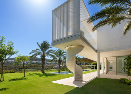 EXQUISITA VILLA AL LADO DEL GOLF CON ELEGANCIA Y SERENIDAD INIGUALABLES