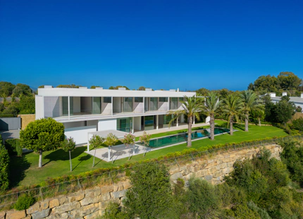 EXQUISITA VILLA AL LADO DEL GOLF CON ELEGANCIA Y SERENIDAD INIGUALABLES