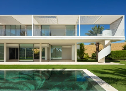 EXQUISITA VILLA AL LADO DEL GOLF CON ELEGANCIA Y SERENIDAD INIGUALABLES