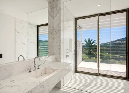 EXQUISITA VILLA AL LADO DEL GOLF CON ELEGANCIA Y SERENIDAD INIGUALABLES