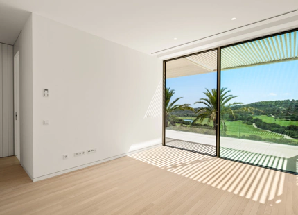 EXQUISITA VILLA AL LADO DEL GOLF CON ELEGANCIA Y SERENIDAD INIGUALABLES