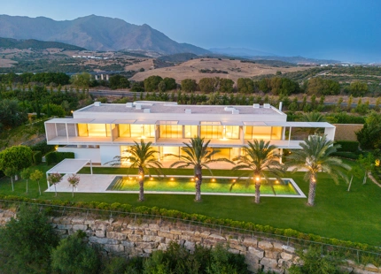 EXQUISITA VILLA AL LADO DEL GOLF CON ELEGANCIA Y SERENIDAD INIGUALABLES