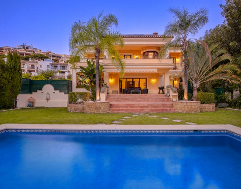 Villa for sale in Los Arqueros, Benahavis