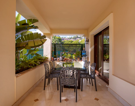 Villa for sale in Los Arqueros, Benahavis