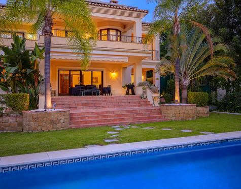 Villa for sale in Los Arqueros, Benahavis