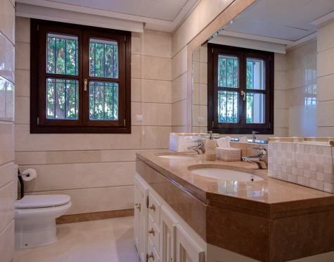 Villa for sale in Los Arqueros, Benahavis