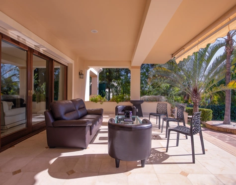 Villa for sale in Los Arqueros, Benahavis
