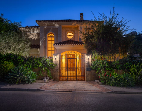 Villa for sale in Los Arqueros, Benahavis