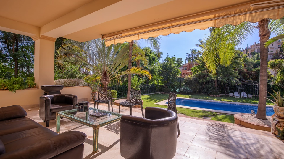 Villa en venta en Los Arqueros, Benahavis