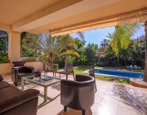 Villa for sale in Los Arqueros, Benahavis