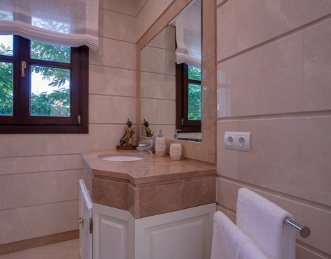 Villa for sale in Los Arqueros, Benahavis