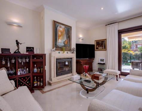 Villa for sale in Los Arqueros, Benahavis