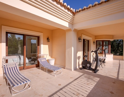 Villa for sale in Los Arqueros, Benahavis