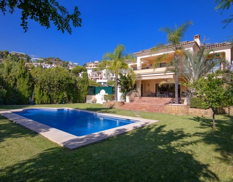 Villa en venta en Los Arqueros, Benahavis
