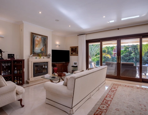 Villa for sale in Los Arqueros, Benahavis