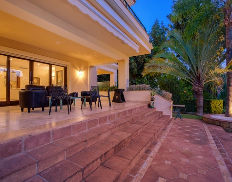 Villa for sale in Los Arqueros, Benahavis